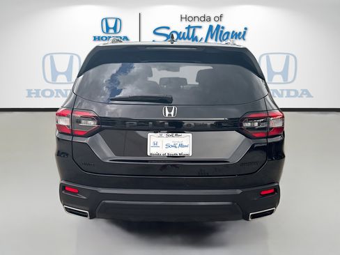 Certified 2025 Honda Pilot Sport image 6