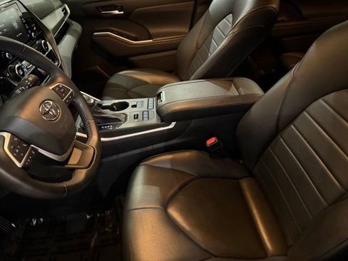 Used 2022 Toyota Highlander XLE AWD/4WD image 23