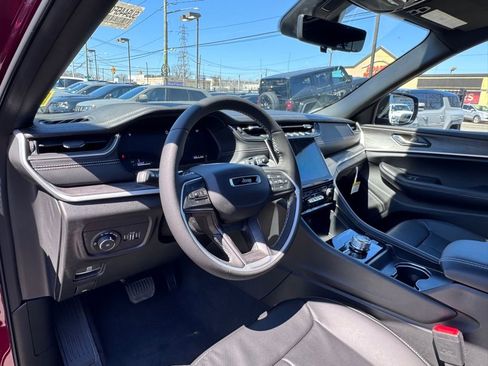 Used 2025 Jeep Grand Cherokee L Limited w/ Luxury Tech Group II image 12