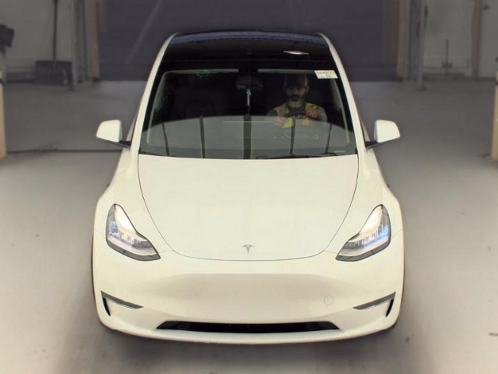 Used 2023 Tesla Model Y Long Range AWD/4WD image 2