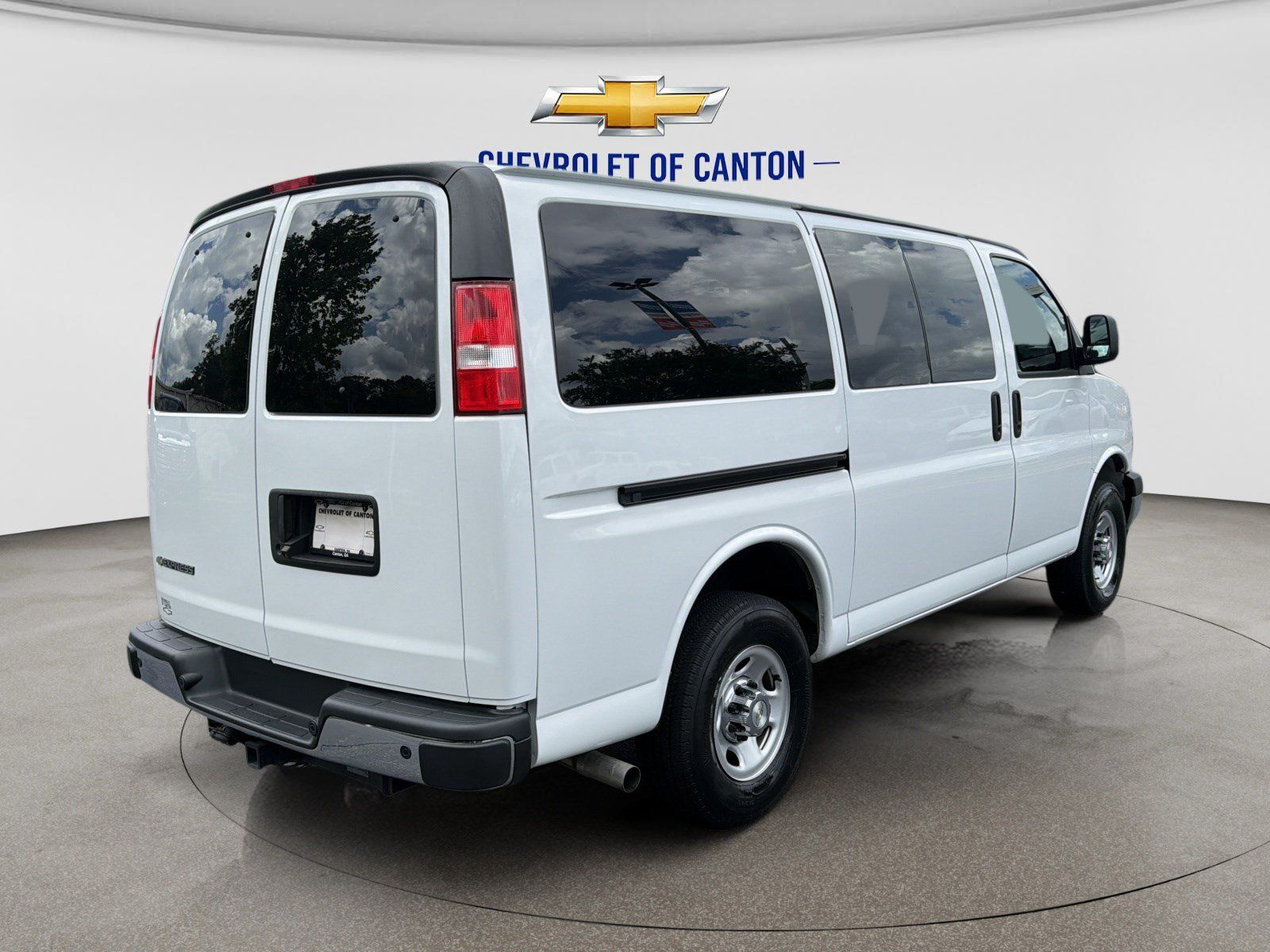 Used 2022 Chevrolet Express 2500 LT RWD image 5
