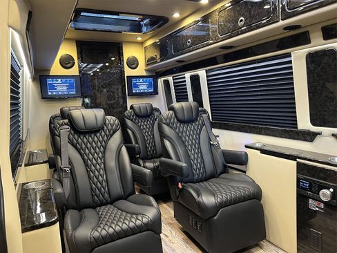 Used 2022 Mercedes-Benz Sprinter 2500 image 2