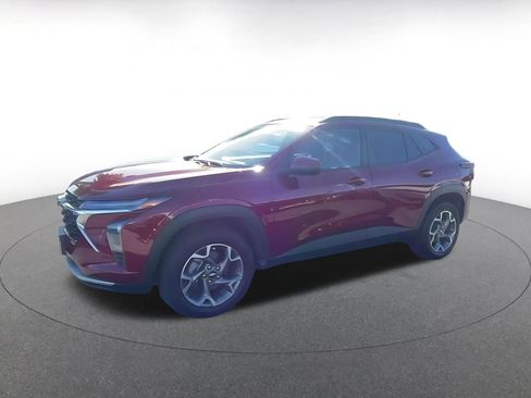 Used 2025 Chevrolet Trax LT w/ LT Convenience Package image 8