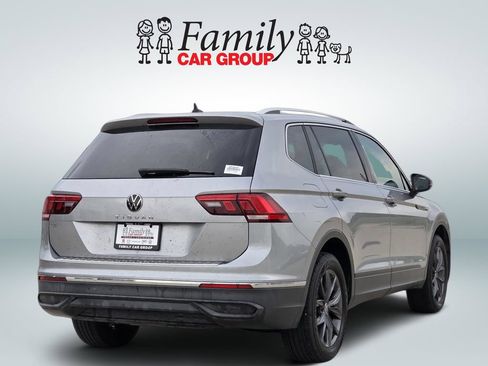 Used 2023 Volkswagen Tiguan SE w/ Panoramic Sunroof Package FWD image 4