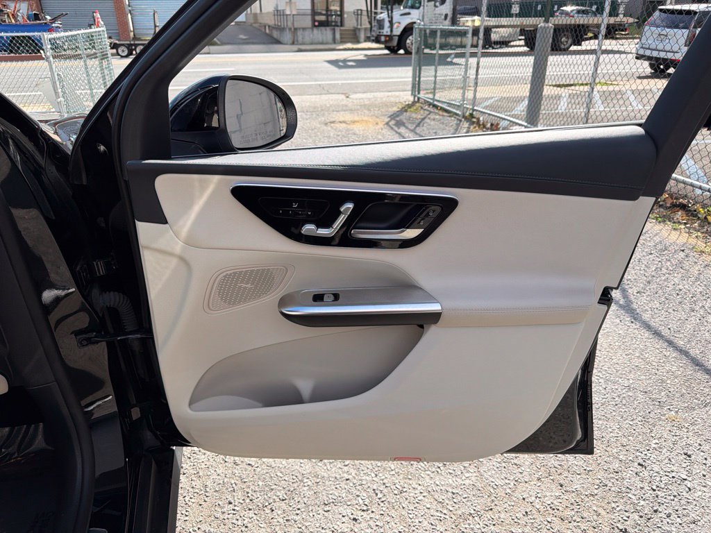 Used 2023 Mercedes-Benz GLC 300 4MATIC image 16