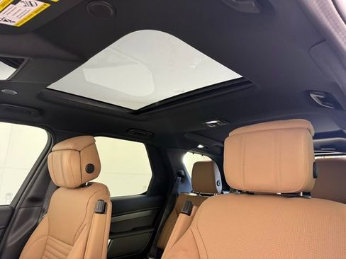 Used 2025 Land Rover Discovery Dynamic SE image 14