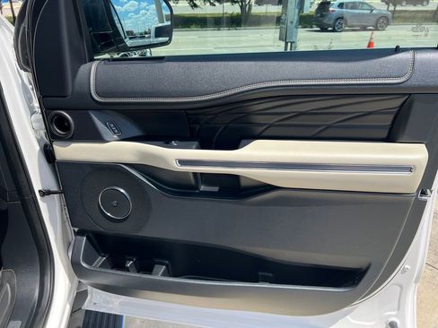 Used 2018 Ford Expedition Platinum AWD/4WD image 6