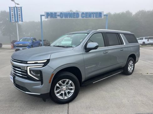 Used 2025 Chevrolet Suburban LT RWD image 2