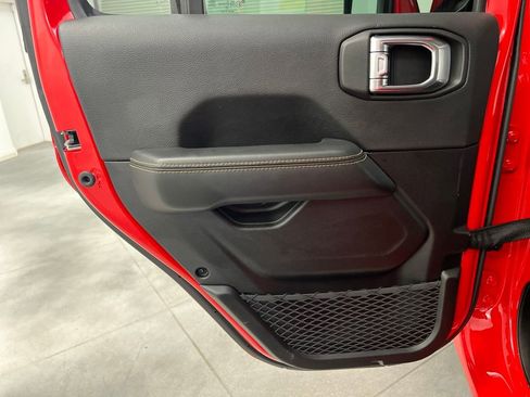 Used 2025 Jeep Wrangler Unlimited Sahara AWD/4WD image 15