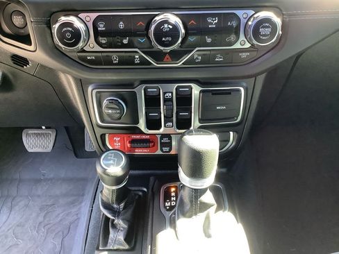Used 2024 Jeep Gladiator Rubicon w/ Technology Group AWD/4WD image 29