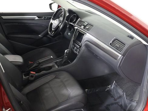 Used 2018 Volkswagen Passat 2.0T R-Line w/ R-Line Lighting Package image 21
