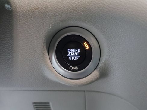 Used 2024 Chrysler Pacifica Touring-L FWD image 27