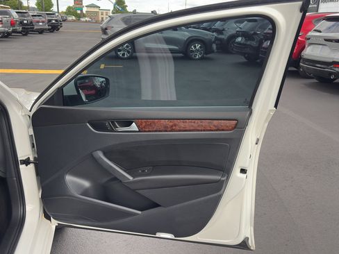 Used 2013 Volkswagen Passat TDI SEL Premium FWD image 18