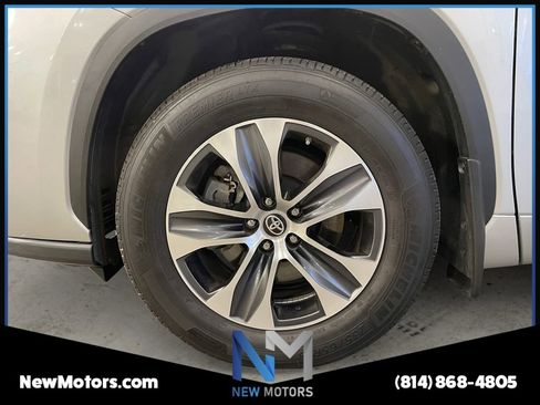 Used 2024 Toyota Highlander XLE AWD/4WD image 14