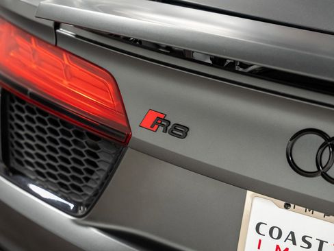 Used 2018 Audi R8 V10 w/ Premium Package image 26