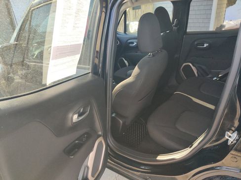 Used 2017 Jeep Renegade Latitude w/ Cold Weather Group image 12