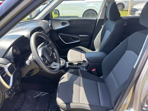 Used 2025 Kia Soul LX w/ LX Technology Package FWD image 24