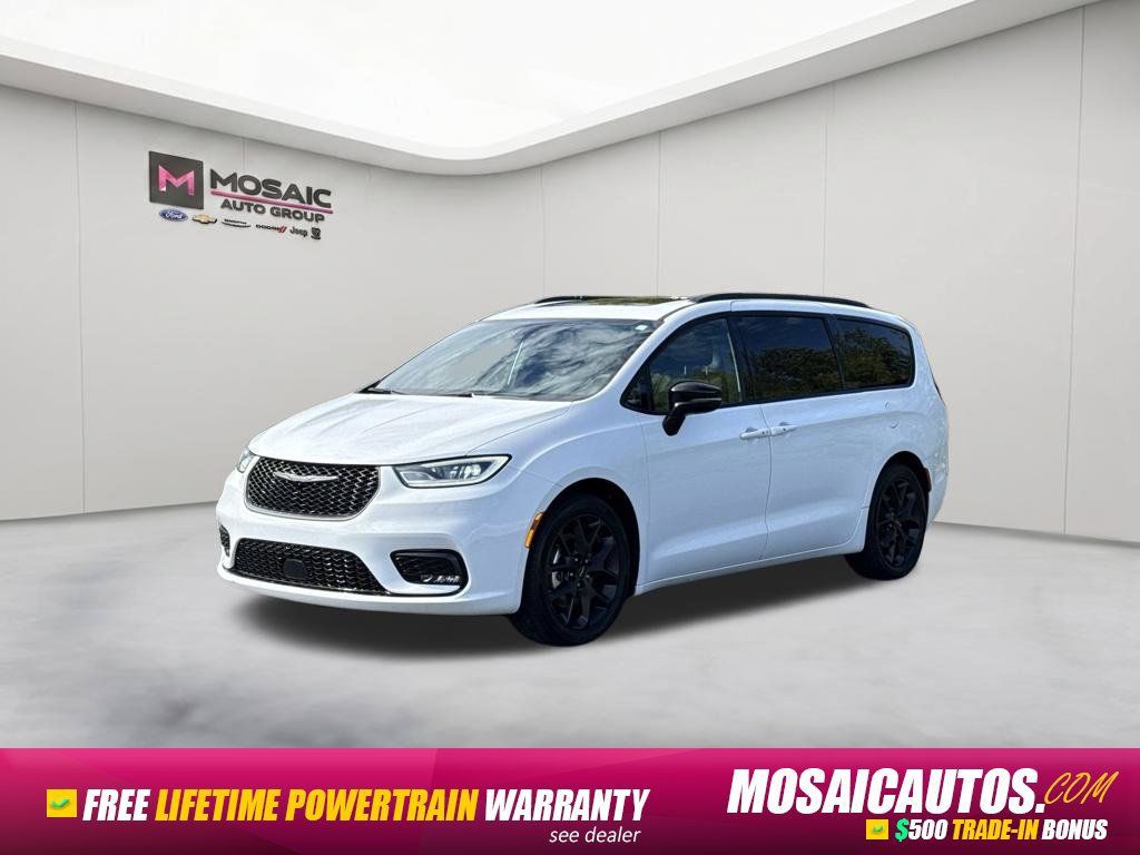 Used 2025 Chrysler Pacifica Limited FWD image 3
