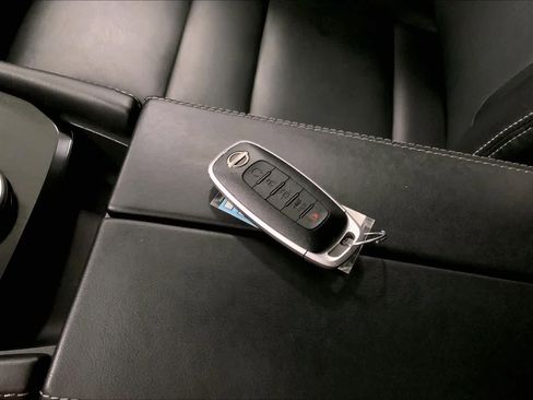 Used 2023 Nissan Rogue SL w/ SL Premium Package image 19