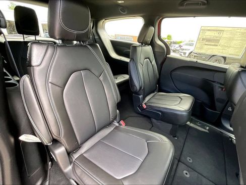 New 2027 Chrysler Pacifica Select FWD image 23