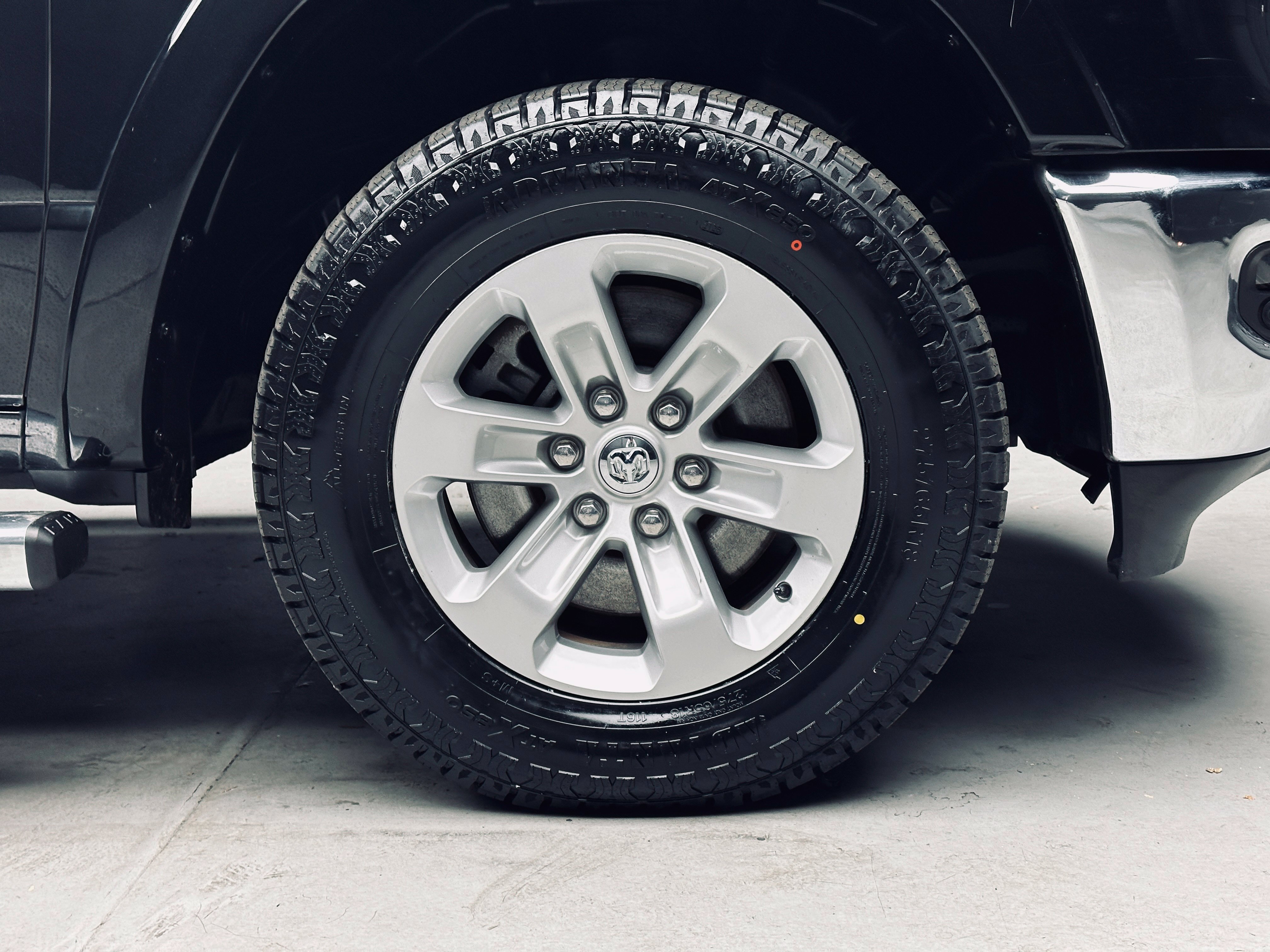 Used 2019 RAM 1500 Laramie AWD/4WD image 34
