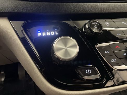 Used 2019 Chrysler Pacifica Touring-L FWD image 9