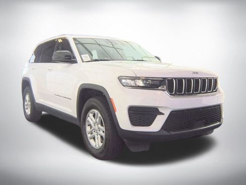 Used 2023 Jeep Grand Cherokee Laredo RWD image 4