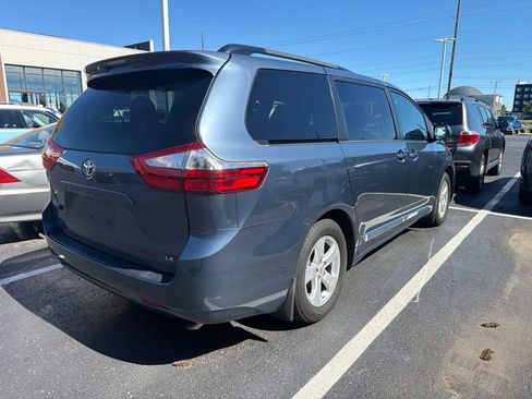 Used 2016 Toyota Sienna LE FWD image 3