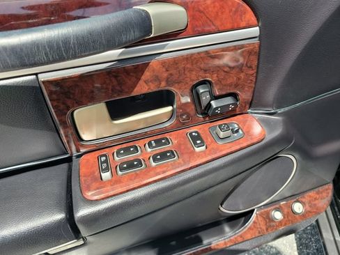 Used 2004 Lincoln Town Car Signature RWD image 20