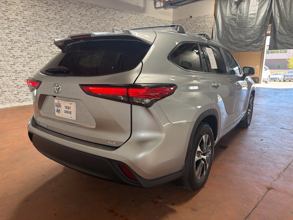 Used 2023 Toyota Highlander XLE FWD image 7