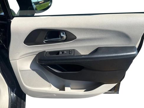 Used 2021 Chrysler Pacifica Touring-L FWD image 13