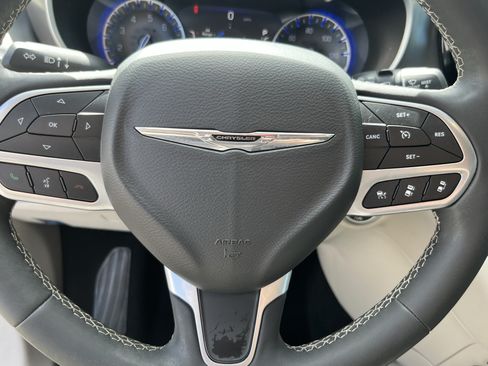 Used 2024 Chrysler Pacifica Touring-L FWD image 19