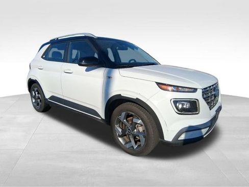 Used 2023 Hyundai Venue Limited image 4