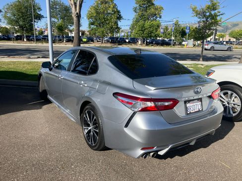 Used 2020 Toyota Camry SE w/ Sunroof Package FWD image 4