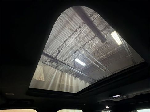 Used 2024 Land Rover Discovery Dynamic SE image 23