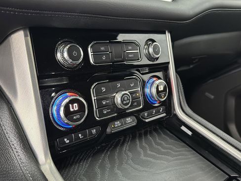 Used 2021 GMC Yukon Denali w/ Denali Premium Package image 24