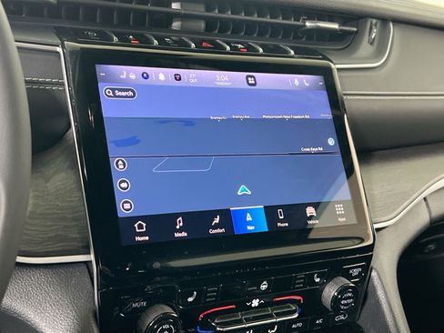 Used 2023 Jeep Grand Cherokee Limited image 13