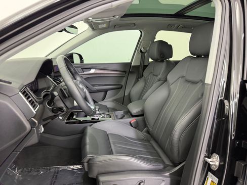 Used 2024 Audi Q5 e Premium w/ Convenience Package image 5