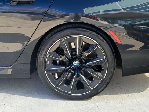 Used 2023 BMW 760i xDrive w/ Executive Package image 10