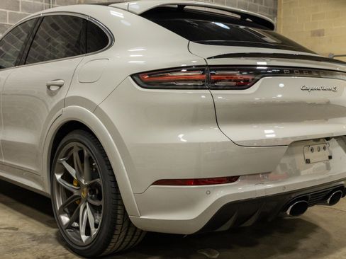 Used 2021 Porsche Cayenne Turbo S image 16