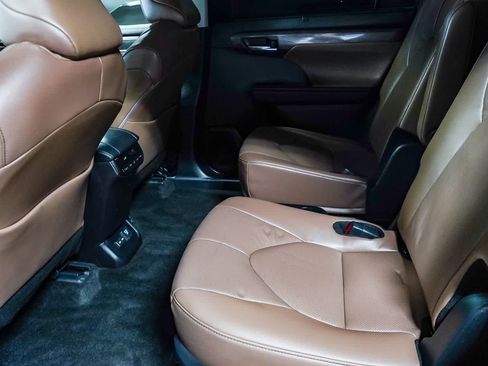 Certified 2025 Toyota Highlander Limited AWD/4WD image 22