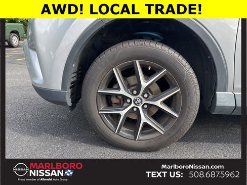 Used 2018 Toyota RAV4 SE image 11