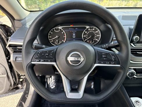 Used 2024 Nissan Altima 2.5 SV FWD image 41