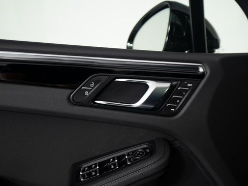 Certified 2025 Porsche Macan image 19
