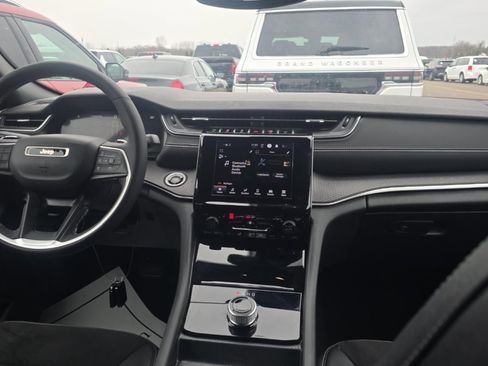 Used 2024 Jeep Grand Cherokee Altitude AWD/4WD image 7