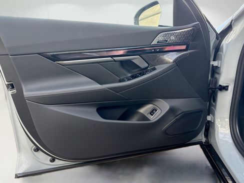 New 2026 BMW 550e xDrive w/ Executive Package image 22