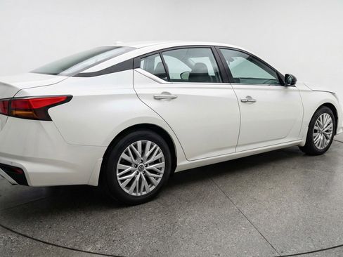 Used 2025 Nissan Altima 2.5 SV FWD image 9