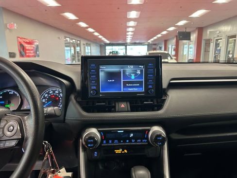 Used 2021 Toyota RAV4 LE image 24