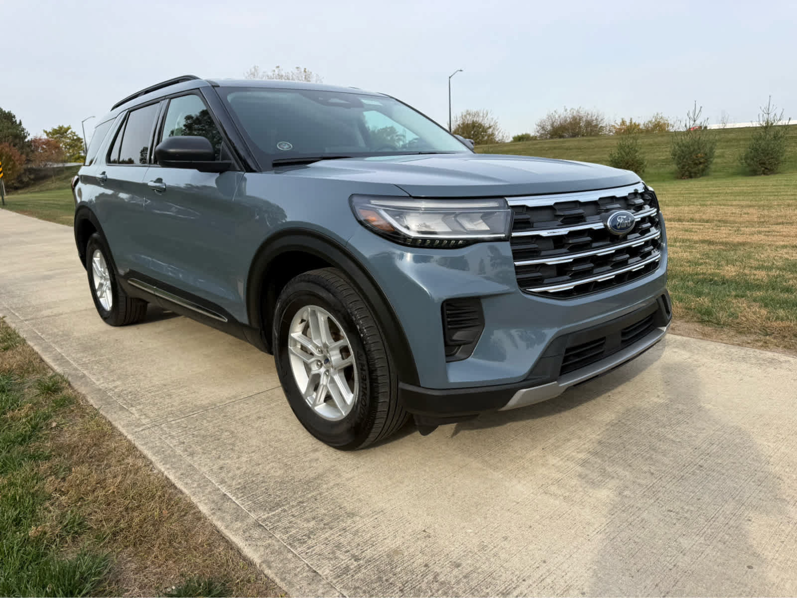 Used 2025 Ford Explorer Active AWD/4WD image 8