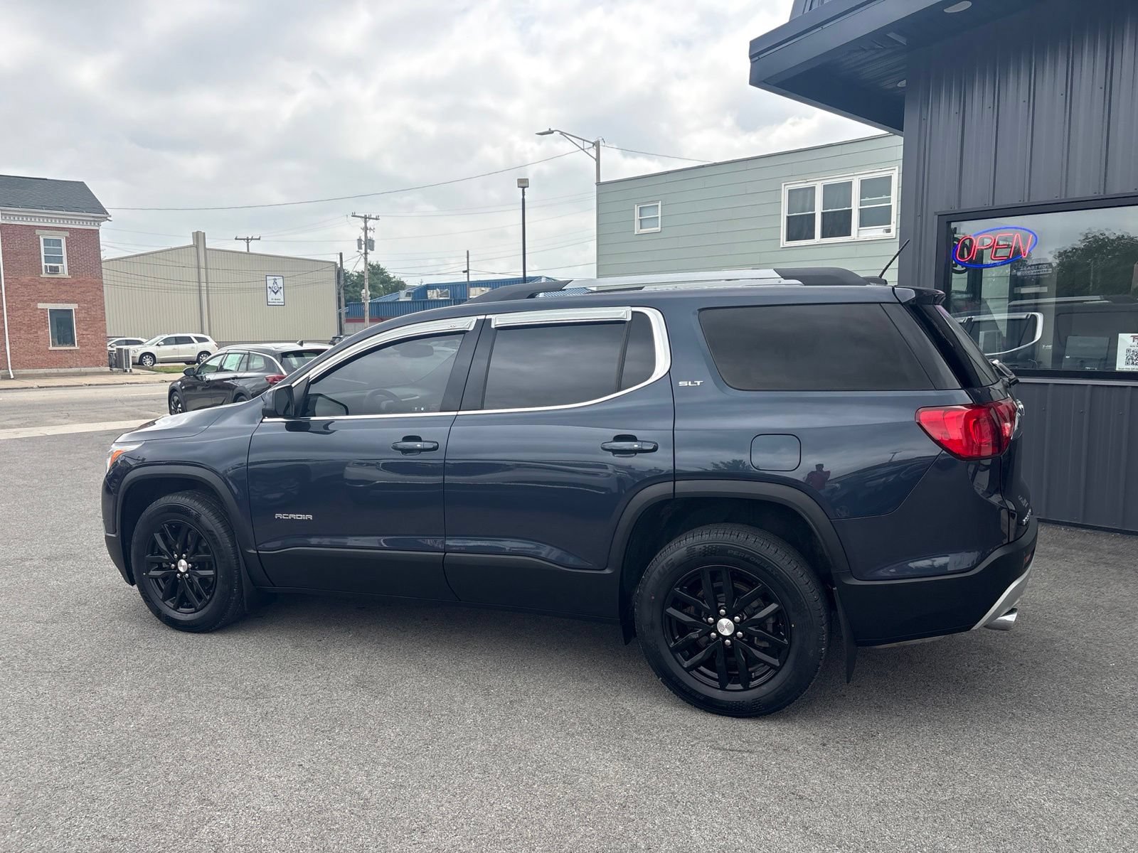 Used 2019 GMC Acadia SLT AWD/4WD image 2